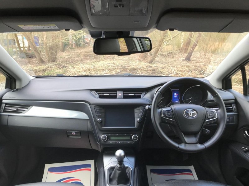 TOYOTA AVENSIS